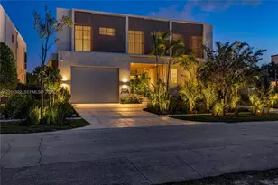 2006 NE 124th St, North Miami, FL 33181 - Photo 2