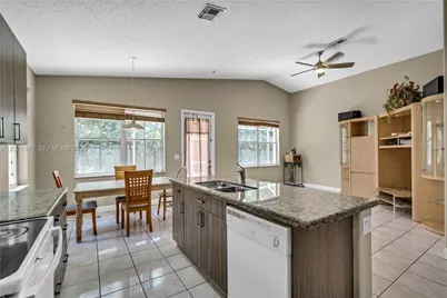 16332 SW 10th St, Pembroke Pines, FL 33027 - Photo 6