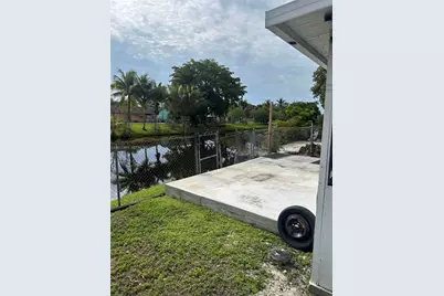 709 SW 79th Ter, North Lauderdale, FL 33068 - Photo 16