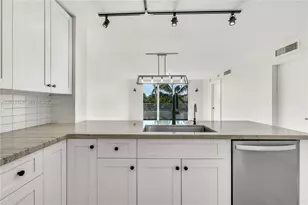 1401 Bay Rd, Miami Beach, FL 33139 - Photo 10