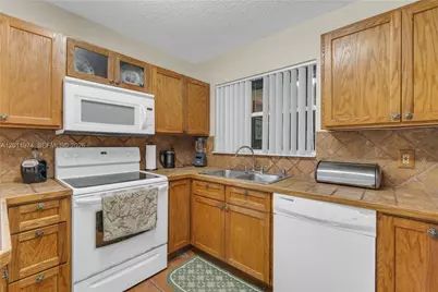 375 W Riverbend Dr, Sunrise, FL 33326 - Photo 8