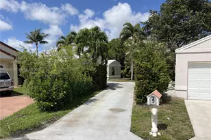 9 Beckley Pl, Boynton Beach, FL 33426 - Photo 2