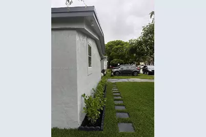 21610 NW 7th Ct, Pembroke Pines, FL 33029 - Photo 4