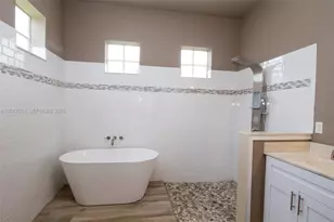 2910 Fairways Dr, Homestead, FL 33035 - Photo 20