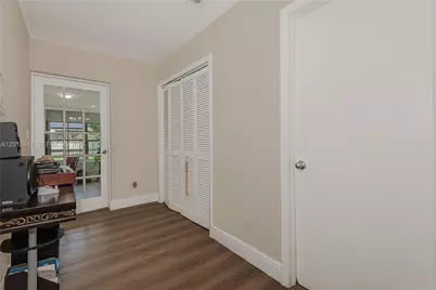 395 W 39th Pl, Hialeah, FL 33012 - Photo 12