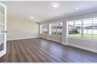 395 W 39th Pl, Hialeah, FL 33012 - Photo 4