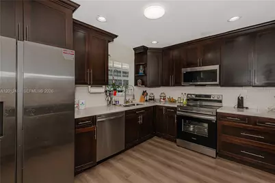 395 W 39th Pl, Hialeah, FL 33012 - Photo 14