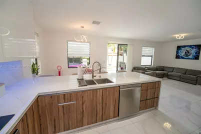 8821 W 34th Ct, Hialeah, FL 33018 - Photo 24