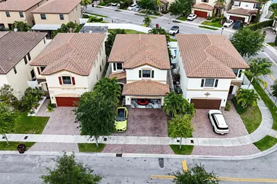8821 W 34th Ct, Hialeah, FL 33018 - Photo 46