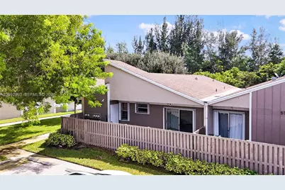 570 Woodgate Cir #A, Sunrise, FL 33326 - Photo 4