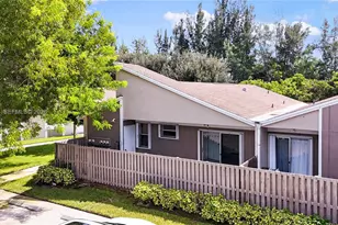 570 Woodgate Cir, Sunrise, FL 33326 - Photo 4
