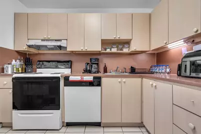 7400 Miami Lakes Dr #D205, Miami Lakes, FL 33014 - Photo 14