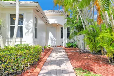 2553 Bay Pointe Drive, Weston, FL 33327 - Photo 4