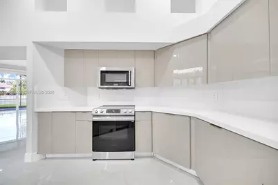2553 Bay Pointe Drive, Weston, FL 33327 - Photo 12