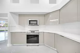 2553 Bay Pointe Dr, Weston, FL 33327 - Photo 12