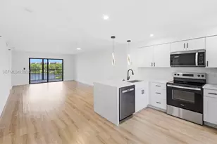 2232 N Cypress Bend Dr, Pompano Beach, FL 33069 - Photo 2