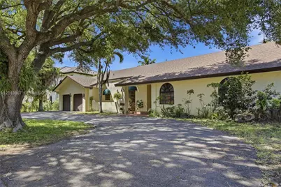 7200 N Oakmont Dr, Hialeah, FL 33015 - Photo 2