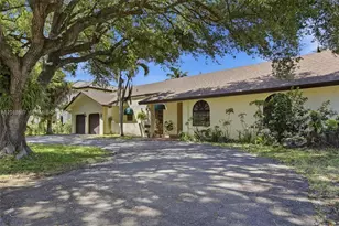 7200 N Oakmont Dr, Hialeah, FL 33015 - Photo 2