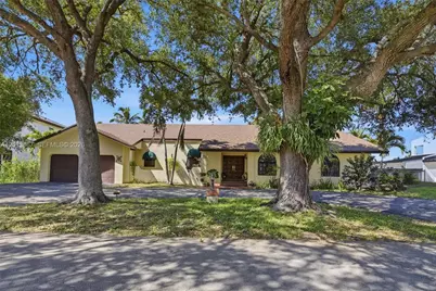 7200 N Oakmont Dr, Hialeah, FL 33015 - Photo 1