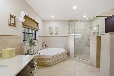 7200 N Oakmont Dr, Hialeah, FL 33015 - Photo 24