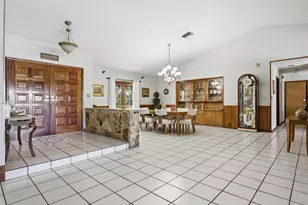 7200 N Oakmont Dr, Hialeah, FL 33015 - Photo 8