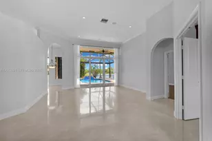 2715 Edgewater Ct, Weston, FL 33332 - Photo 6