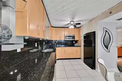 6039 Collins Ave #621, Miami Beach, FL 33140 - Photo 2