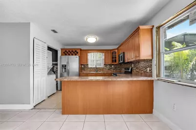 2385 NW 32nd St, Miami, FL 33142 - Photo 6