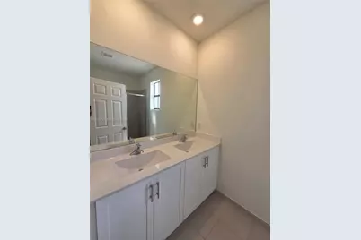 10840 W 33rd Ln, Hialeah, FL 33018 - Photo 6