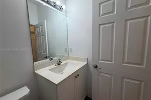 10606 W 33rd Way, Hialeah, FL 33018 - Photo 32