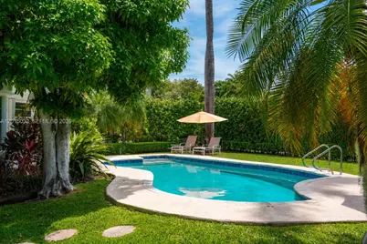 363 S Hibiscus Dr, Miami Beach, FL 33139 - Photo 2