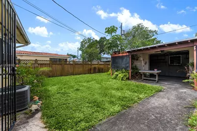 2674 W 8th Ct, Hialeah, FL 33010 - Photo 24