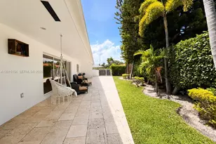 11445 N Bayshore Dr, North Miami, FL 33181 - Photo 30