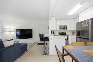 400 Palm Cir W, Pembroke Pines, FL 33025 - Photo 6