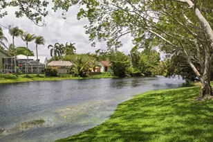 400 Palm Cir W, Pembroke Pines, FL 33025 - Photo 18