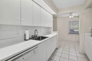 700 SW 137th Ave, Pembroke Pines, FL 33027 - Photo 8