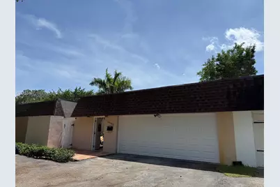 19300 W Lake Dr, Hialeah, FL 33015 - Photo 2