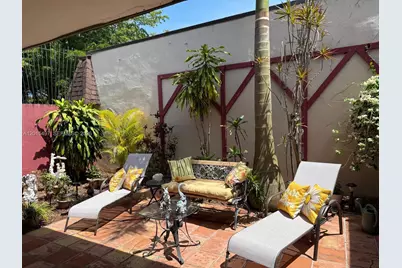 19300 W Lake Dr, Hialeah, FL 33015 - Photo 4