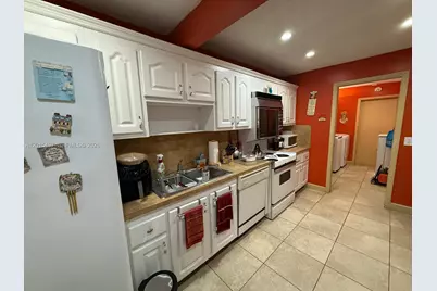 19300 W Lake Dr, Hialeah, FL 33015 - Photo 22