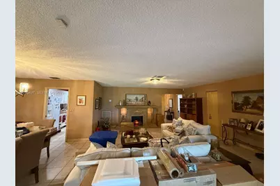 19300 W Lake Dr, Hialeah, FL 33015 - Photo 14