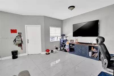 1660 SE 30th St, Homestead, FL 33035 - Photo 8
