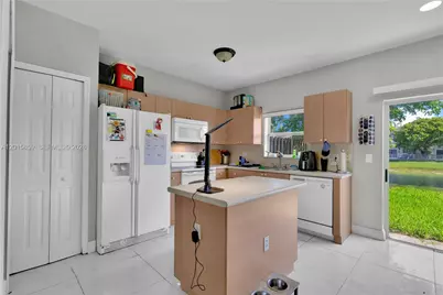 1660 SE 30th St, Homestead, FL 33035 - Photo 10