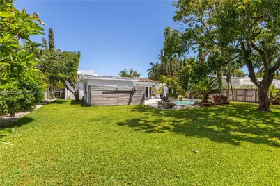 2010 Alamanda Dr, North Miami, FL 33181 - Photo 32