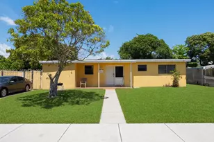 261 NE 40th St, Deerfield Beach, FL 33064 - Photo 1