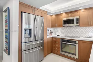 2555 Collins Ave, Miami Beach, FL 33140 - Photo 16