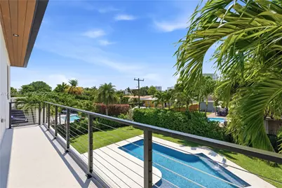 1940 Alamanda Dr, North Miami, FL 33181 - Photo 16