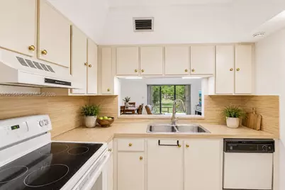 425 W Park Dr #10, Miami, FL 33172 - Photo 10