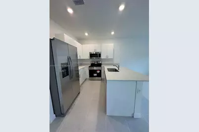 663 SE 13th St Cir, Homestead, FL 33034 - Photo 2