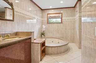 20021 NE 25th Ave, Miami, FL 33180 - Photo 18