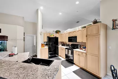 701 SW 93rd Ter, Pembroke Pines, FL 33025 - Photo 18